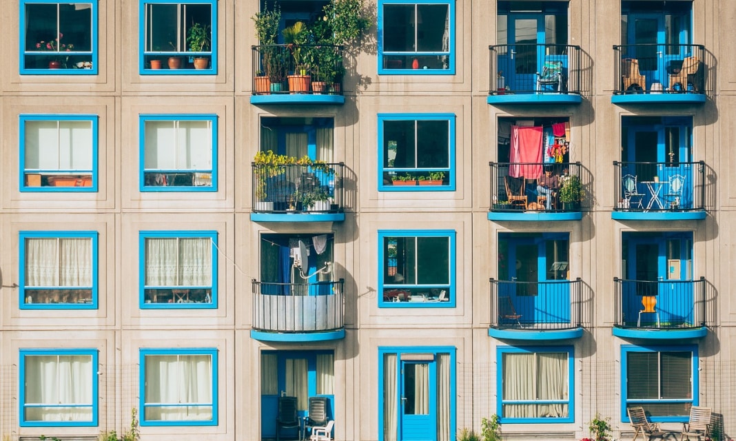 Obróbki blacharskie balkonu – dlaczego korodują?