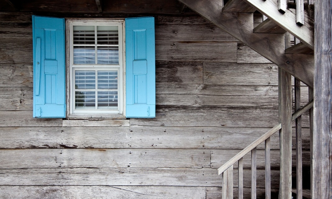 Tradycyjne drewniane obramowanie okien na elewacji – czy warto je odtwarzać?